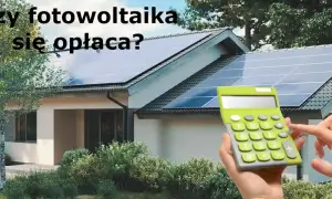 Dom z instalacją fotowoltaiczną na dachu. Kalkulator w dłoni sugeruje, że zastanawiamy się nad opłacalnością inwestycji.