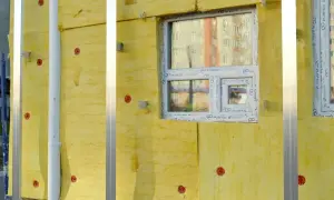 Ocieplenie domu to inwestycja, która zwraca się w rachunkach. Na zdjęciu widać postęp prac izolacyjnych.