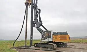 Potężna palownica LRB 125 pracuje na budowie, wbijając pale w ziemię.