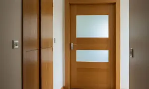 Nowoczesne drzwi z szybą, idealne, by pokazać, jak przerobić stare drzwi z szybą na nowoczesne.