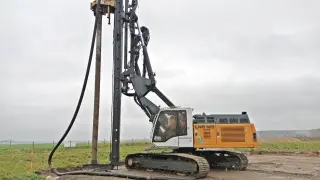 Potężna palownica LRB 125 pracuje na budowie, wbijając pale w ziemię.
