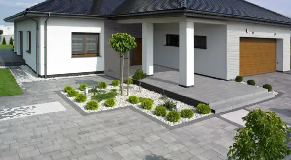 Podjazd beton czy kostka? Koszty, trwałość, estetyka wybierz mądrze!