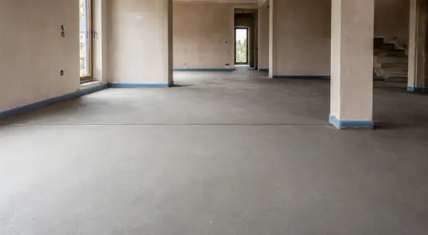 Surowy betonowy strop z widoczną linią dylatacji, przygotowany do dalszych prac wykończeniowych.