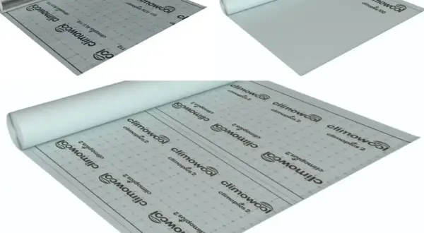 Rolki materiału budowlanego, w tym paroizolacja z aluminiową warstwą odbijającą ciepło.