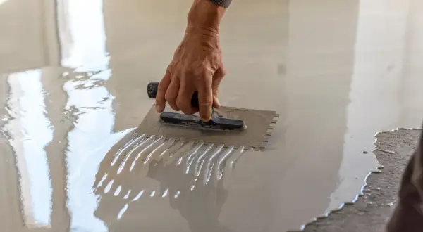 Wylewka samopoziomująca DIY: gładka podłoga bez błędów.