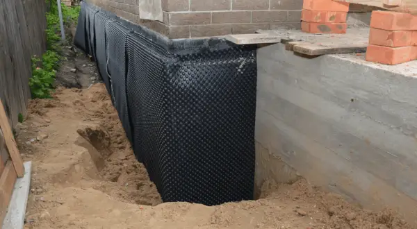 Jak położyć folię na fundament? Ekspert radzi, uniknij 5 błędów
