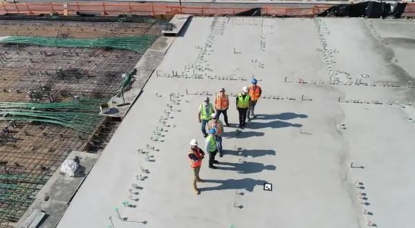 Ile kosztuje beton na fundamenty? Cennik, transport i jak oszczędzić