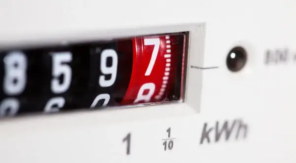 Licznik energii elektrycznej pokazuje zużycie. Zastanawiasz się, jaka będzie cena prądu 2026 za 1 kWh?
