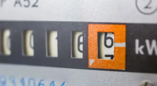 Zbliżenie na licznik energii elektrycznej, widoczne cyfry i oznaczenie "kW". Może to być związane z taryfą c11.