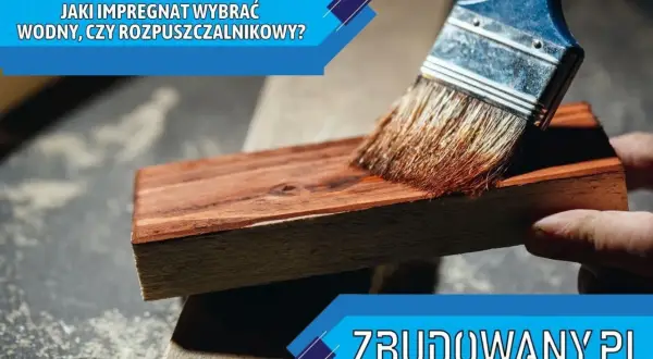 Pędzel nakłada impregnat na drewno.