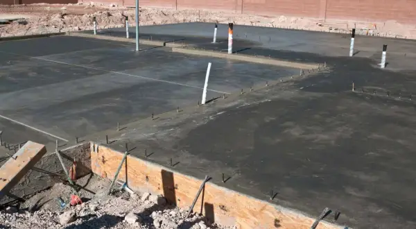 Hydroizolacja fundamentów: Jak wybrać materiały i uniknąć wilgoci?