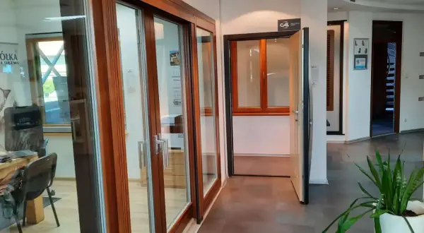 Salon okien i drzwi z ekspozycją drewnianych drzwi przesuwnych i otwartymi drzwiami.