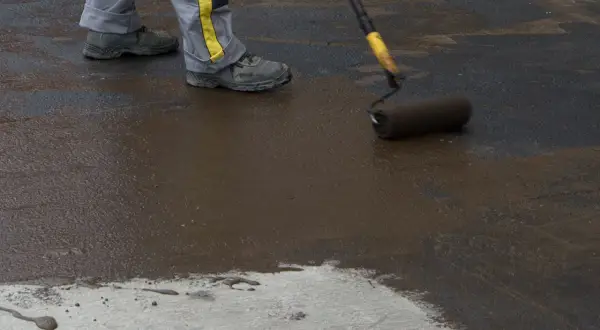 Ile wylewki w garażu? Optymalna grubość dla trwałości podłogi