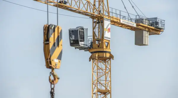 Operator dźwigu samojezdnego: Ile zarobisz i jak zwiększyć pensję?