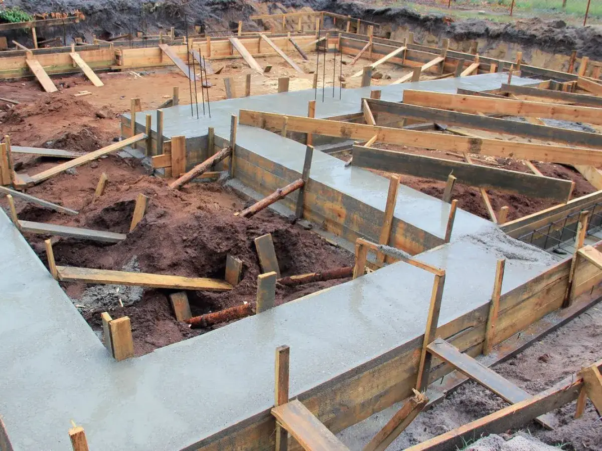 Zalany betonem fundament z drewnianym szalunkiem, gotowy do dalszych prac budowlanych.