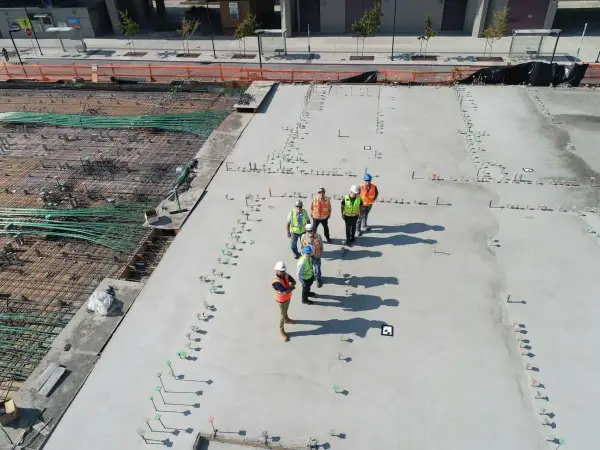 Ile kosztuje beton na fundamenty? Cennik, transport i jak oszczędzić