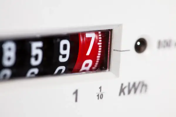 Licznik energii elektrycznej pokazuje zużycie. Zastanawiasz się, jaka będzie cena prądu 2026 za 1 kWh?