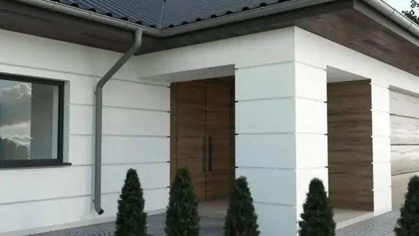 Nowoczesny dom z białymi boniami, drewnianymi drzwiami i ciemnym dachem.