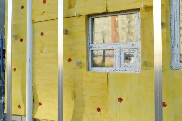 Ocieplenie domu to inwestycja, która zwraca się w rachunkach. Na zdjęciu widać postęp prac izolacyjnych.